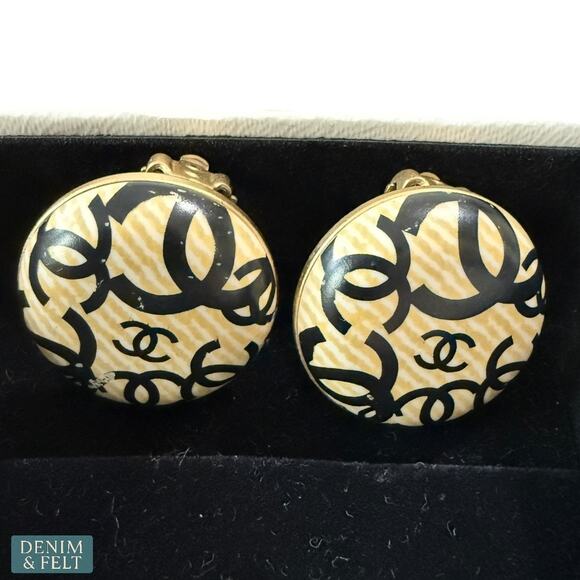Chanel 2002 02P CC Logo Striped Resin Clip-On Earrings Beige Gold w/ Box RARE!! - Picture 2 of 10